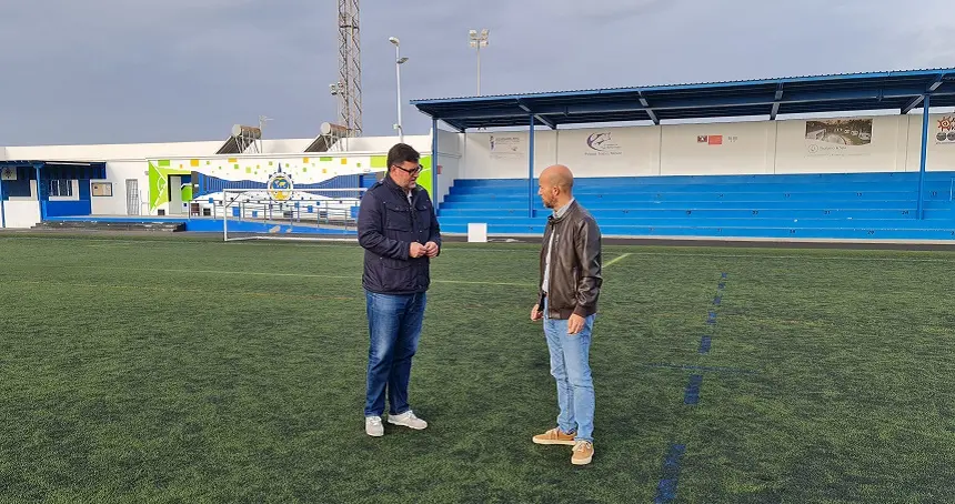 Isidro Pérez junto a Raúl de León en el campo de fútbol de Playa Honda.