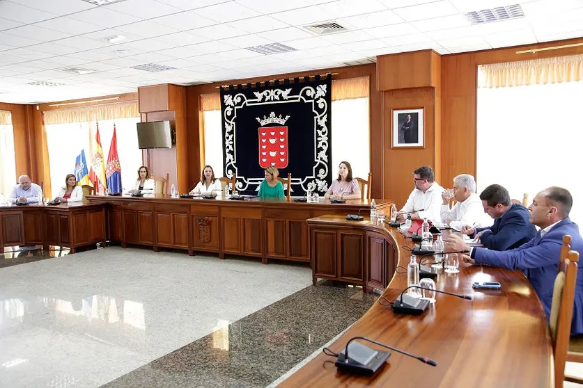 María Dolores Corujo junto Noemí Santana a representantes de los siete ayuntamientos durante la firma del convenio.