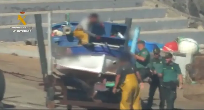 La Guardia Civil revista la embarcación en La Santa.