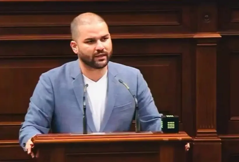 Imagen de Jesús Machín durante su intervención en el Parlamento Canario.