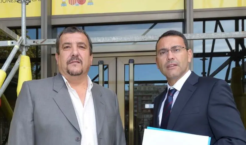 Miguel Ángel Jiménez, concejal de Hacienda de Teguise, junto al alcalde, Oswaldo Betancort.