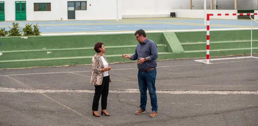 Isidro Pérez junto a Alma González en el CEIP Ajei.