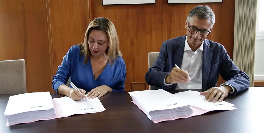 María Dolores Corujo formalizando el contrato del parque eólico de San Bartolomé junto a el representante de Elecnor Servicios y Proyectos S.A. Unipersonal.