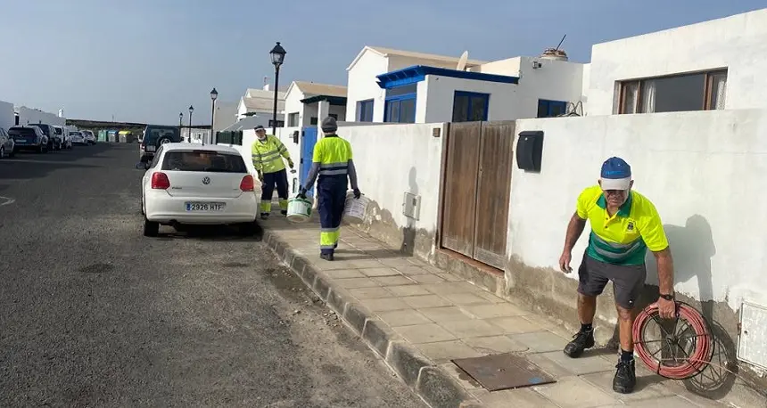 Operarios realizando la instalación de la fibra óptica en la zona de los cocoteros.