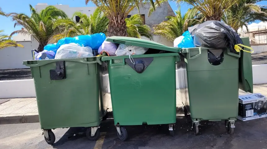 Imagen de contendores de basura en San Bartolomé.