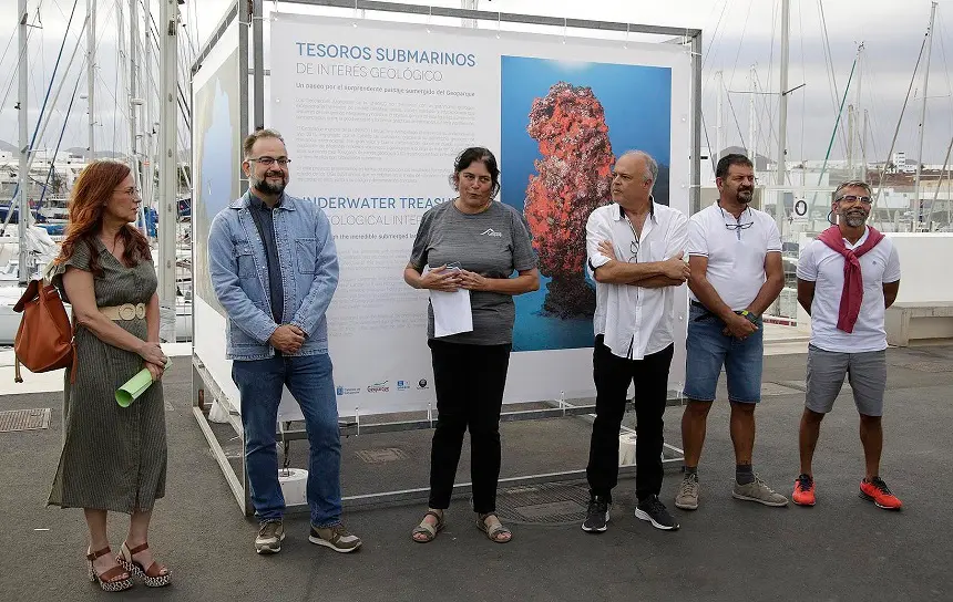 Jorge Peñas y Rosa Mary Callero  junto a Elena Mateo, Javier Alonso, Rafael Mesa y Jesus Javier Medinaveitia durante la presentación de la exposición fotográfica.