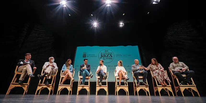 Alberto Aguiar en la rueda de prensa del Festival Canarias Jazz y Más junto al resto de personalidades políticas.