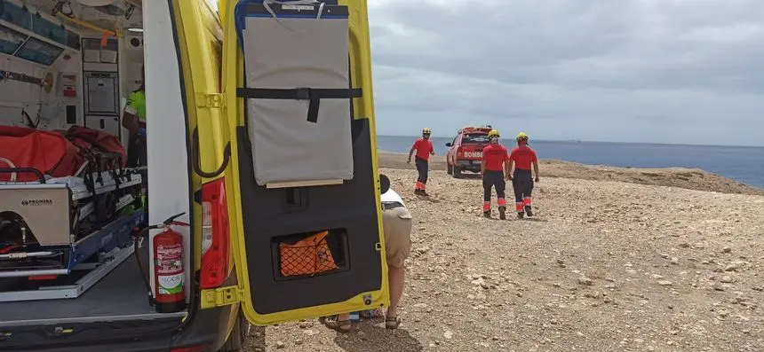 Actuación de los bomberos en la Playa de la Cera.