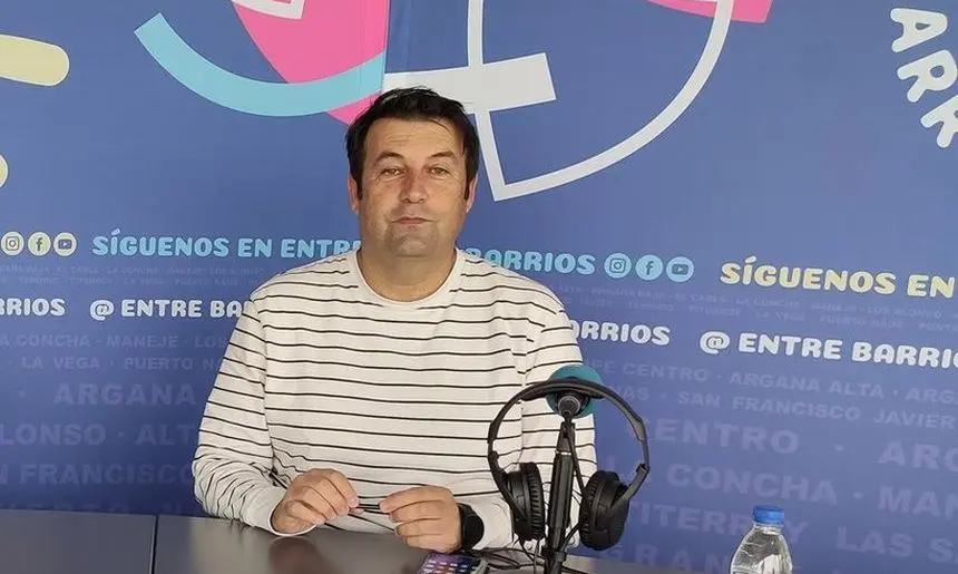 Antonio Rocío en el estudio del programa Entre Barrios de Crónicas Radio-COPE Lanzarote.