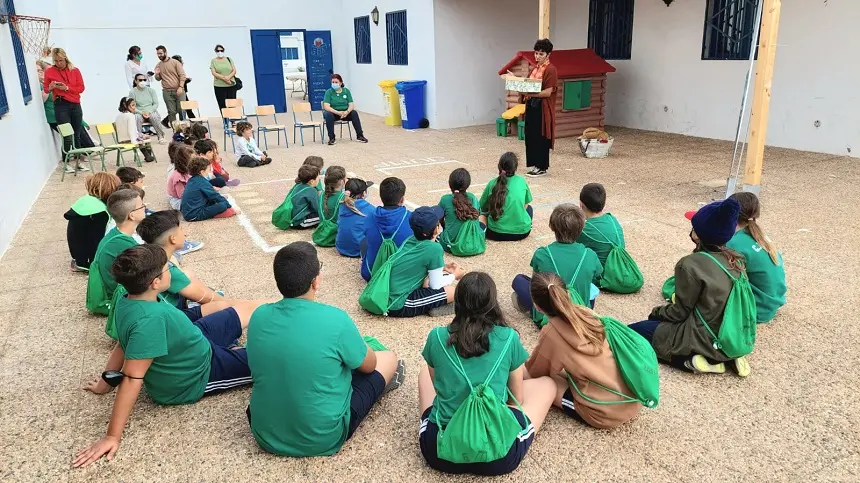 Niños recibiendo una de las charlas impartidas por la Reserva de la Biosfera del Cabildo de Lanzarote