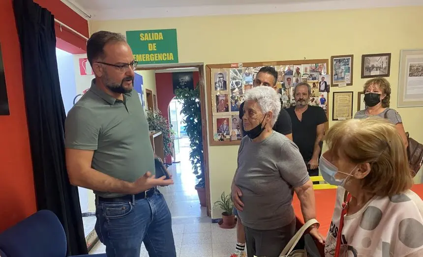 Jorge Peñas charlando con las vecinas de Titerroy.