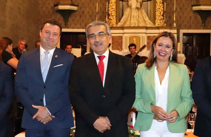 Óscar Noda, Román Rodríguez y María Dolores Corujo sonrientes en el pregón de Femés.