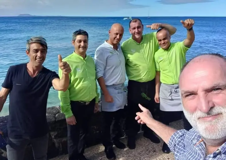 José Andrés en Playa Blanca con parte del equipo del Brisa Marina