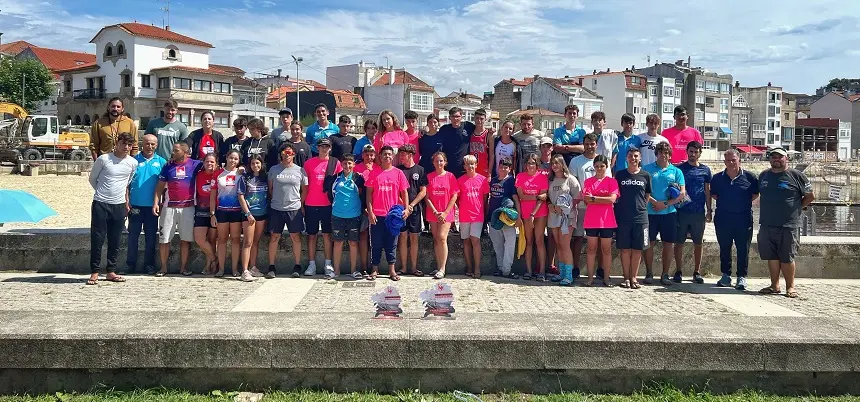 Imagen de los reprersentantes del club Los Marlines desplazados a Vigo junto a los trofeos obtenidos.