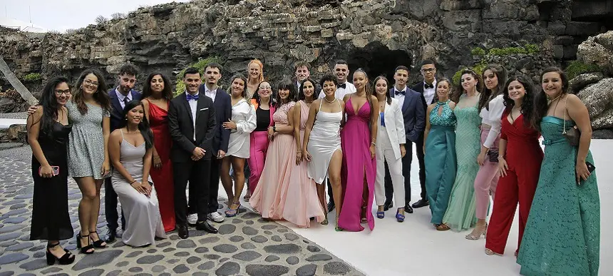 Graduados de la su XII promoción de la Escuela Universitaria de Turismo de Lanzarote.