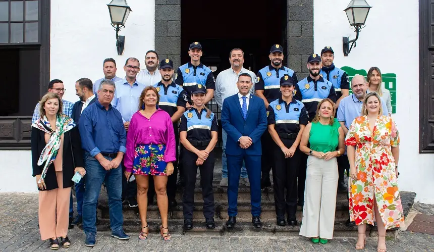 Imagen de los nuevos policías locales de Teguise junto al grupo de gobierno del municipio.