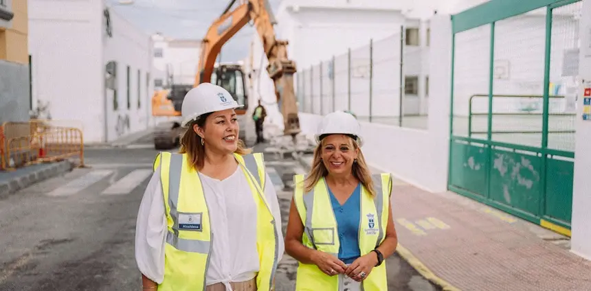 Astrid Pérez junto a Saro González en las inmediaciones del CEIP Nieves Toledo.