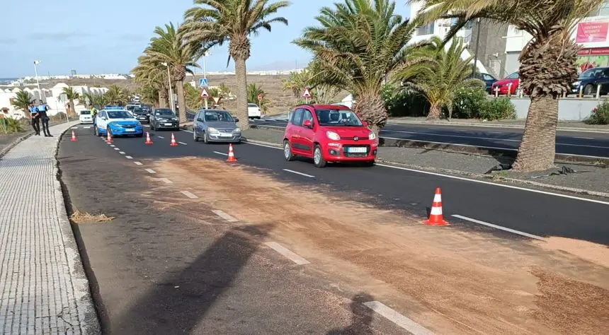 Imagen de la enorme mancha y del corte de tráfico que tuvo que hacer la Policía Local en la entrada de Costa Teguise