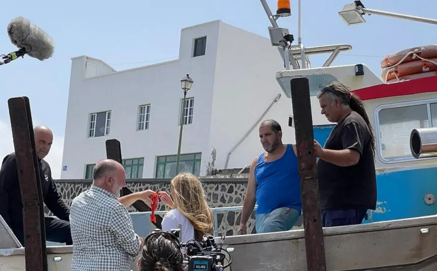 El chef José Andrés observando un carabinero junto a marineros de La Santa.