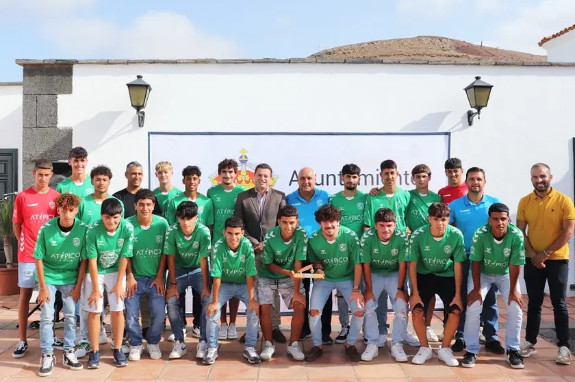 Imagen de Óscar Noda y Daniel Medina junto a la plantilla del Unión Sur Yaiza.