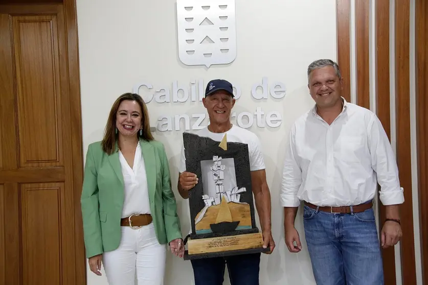 María Dolores Corujo y Alfredo Mendoza junto a Estanislao Bethencourt Carrasco.