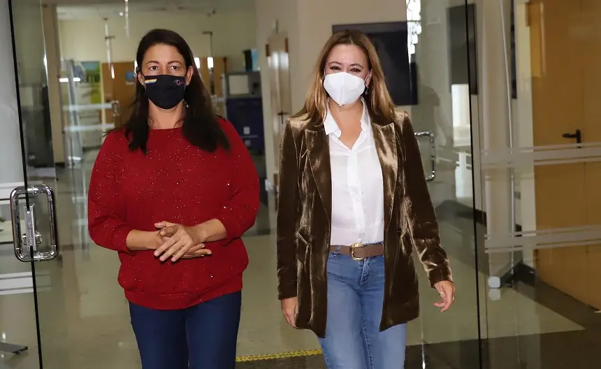 María Dolores Corujo junto a Myriam Barros.