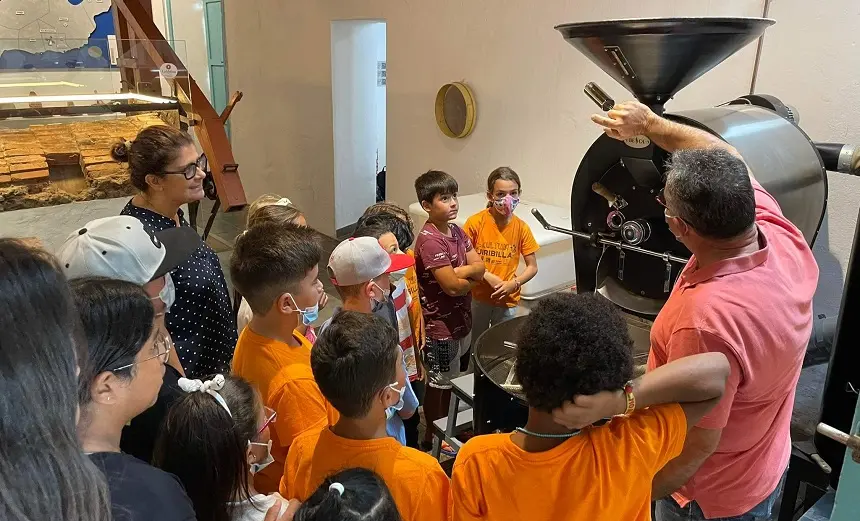 Imagen de los niños de Tías en su visita a la Molina José María Gil.