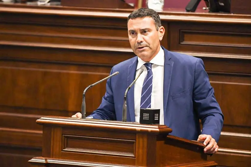 Oswaldo Betancort en el Parlamento de Canarias.