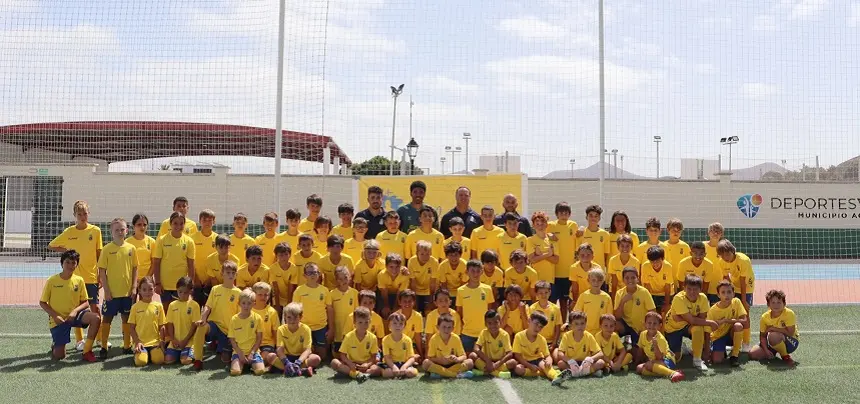 Saúl Coco junto a los niños y niñas participantes del Campus de Fútbol de la Unión Deportiva Las Palmas.
