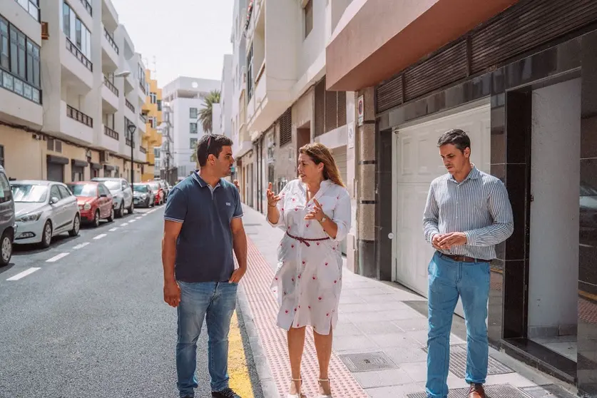 Astrid Pérez junto a Eduardo Placeres en una de las calles remodeladas.