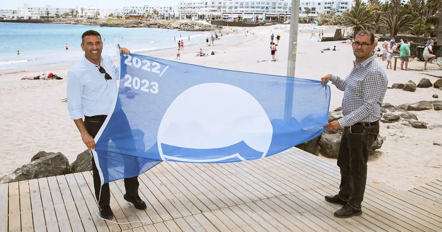 Oswaldo Betancort y Antonio Callero junto a la bandera azul de las cucharas.