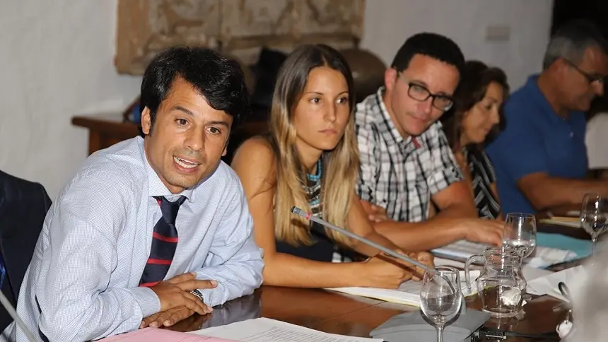 Marcos Bergaz junto a Jennifer Galán en uno de los plenos de Teguise.