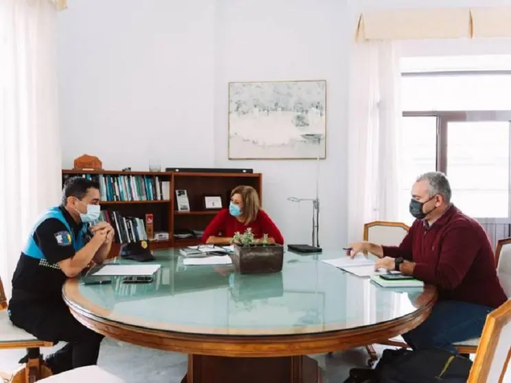 Jacobo Lemes y Astrid Pérez junto a un policía local de Arrecife.