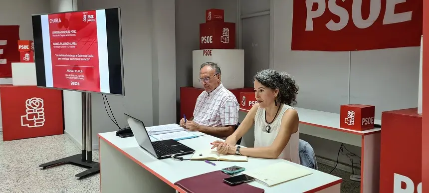 Ariagona González y Manuel Fajardo durante el desarrollo de la charla en la sede del PSOE en Arrecife.