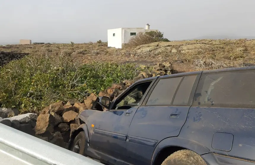 Imagen del vehículo fuera de la carretera