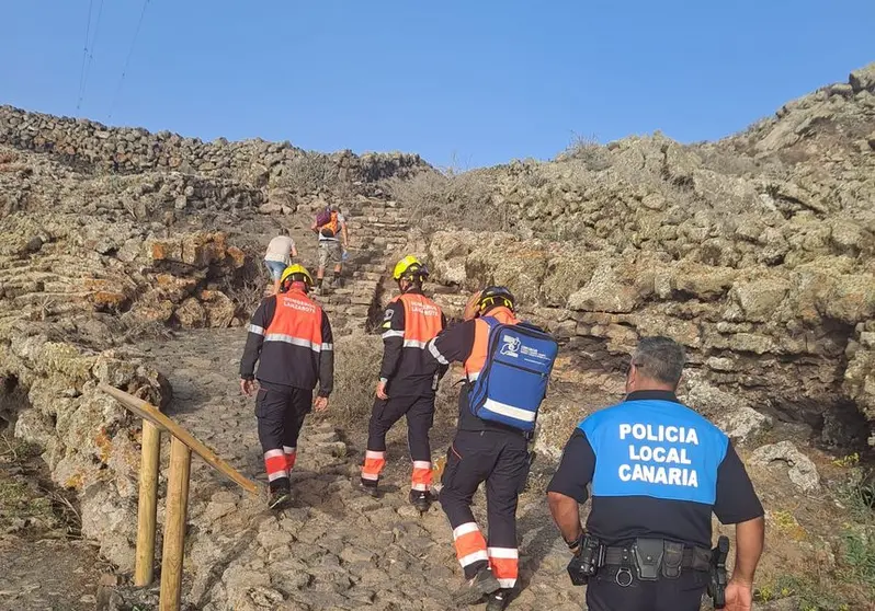 Imagen del momento de la actuación de los bomberos y de la policía local