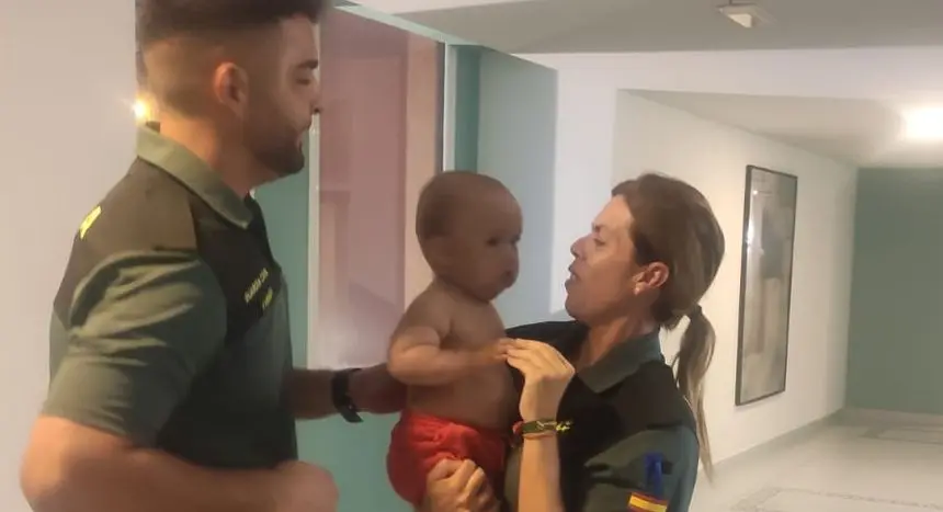 Agentes de la Guardia Civil que salvaron la vida del pequeño Elliot.