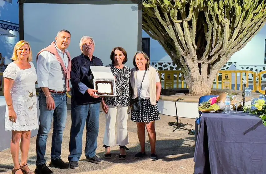 El alcalde de Teguise y la concejal delegada de La Graciosa con el pregonero