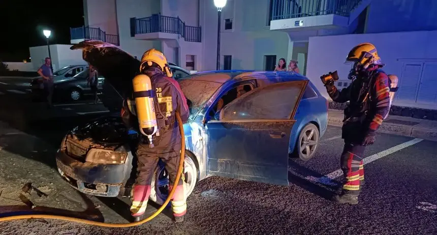 Incendio en la calle El Drago de Costa Teguise.