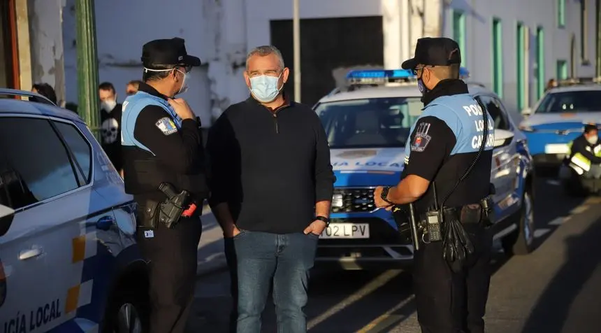 Jacobo Lemes charlando con dos agentes de la Policía Local.