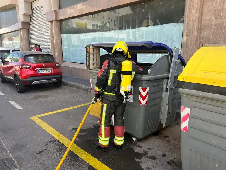 Uno de los contenedores afectados por el fuego este martes en Arrecife.