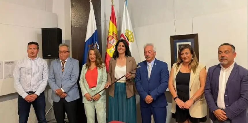 Imagen de la toma de posesión de Evelia García como alcaldesa de Haría