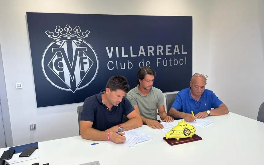 Momento de la firma del acuerdo entre los dos clubes