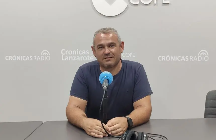 Jacobo Lemes en el estudio de Crónicas Radio - Cadena Cope.