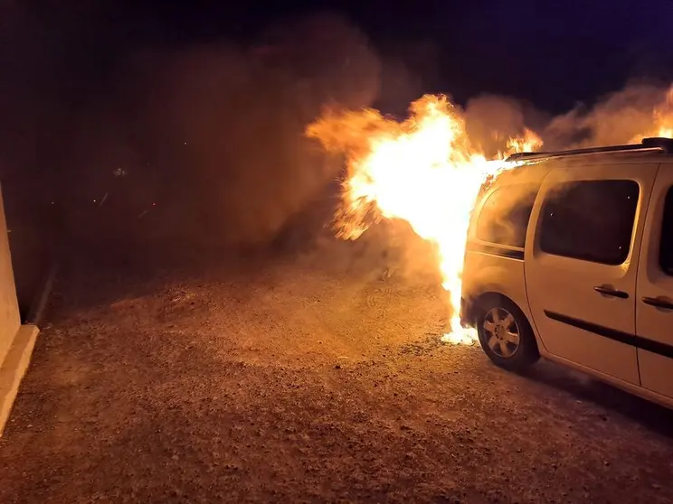 Coche ardiendo este jueves en la Avenida Jablillo de Costa Teguise.