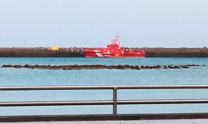 Imagen de la anterior embarcación que llegó con Salvamento al muelle comercial.