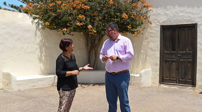 El alcalde de San Bartolomé y la concejal de Educación.