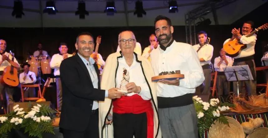 El alcalde de Teguise, Oswaldo Betancort, entregó un reconocimiento al fundador de Los Sabandeños
