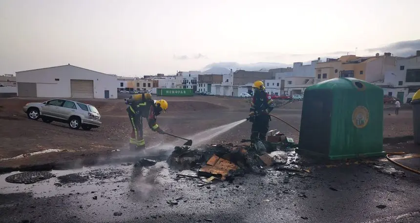 Momento de la actuación de los bomberos en el barrio de Argana