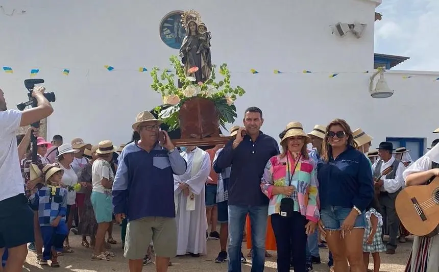 El alcalde de Teguise llevó a la Virgen en La Graciosa
